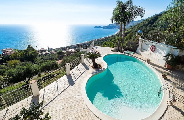Luxus Villa für 8 Personen mit Meerblick, Pool, Klima und WLAN