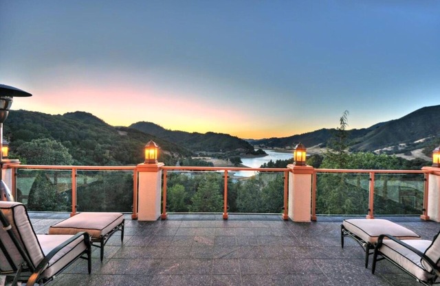 Luxury Villa: Silicon Valley's 30-Acre Eden of Paradise:Lake Views & Events