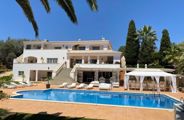 Luxury villa (sleeps 16) with pool, tennis/pickle ball, putting green & cinema.