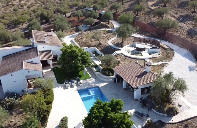 Luxury villa, stunning views, 5 beds, pool, gym,hot tub Alora.