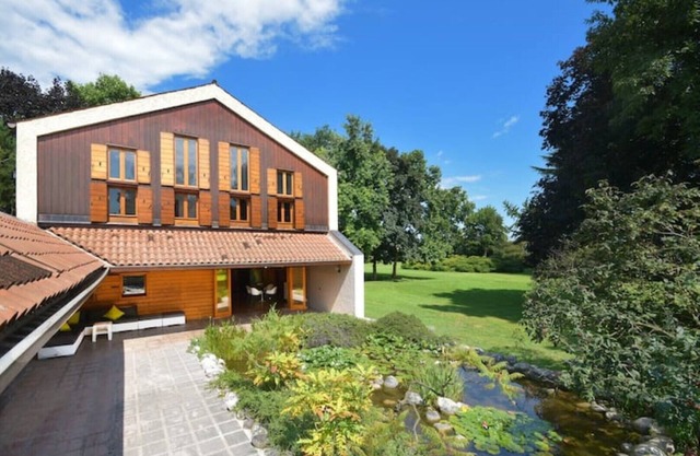 Eine große Villa mit privatem Park