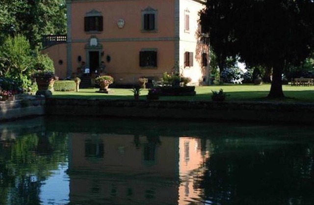 Luxusvilla mit privatem Pool und herrlichem Park