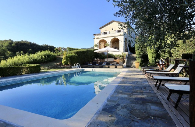 Luxusvilla mit beheiztem privatem Pool, herrlichem Blick und ländlicher Lage