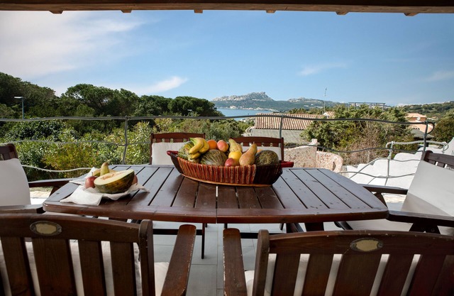LUXUSVILLA MIT JACUZZI- UND VERANDA-MEERBLICK
