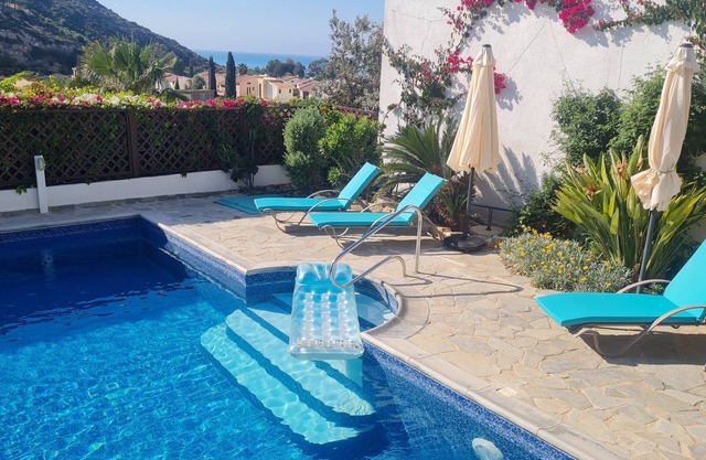 Luxusvilla mit privatem Pool und herrlichem Meerblick