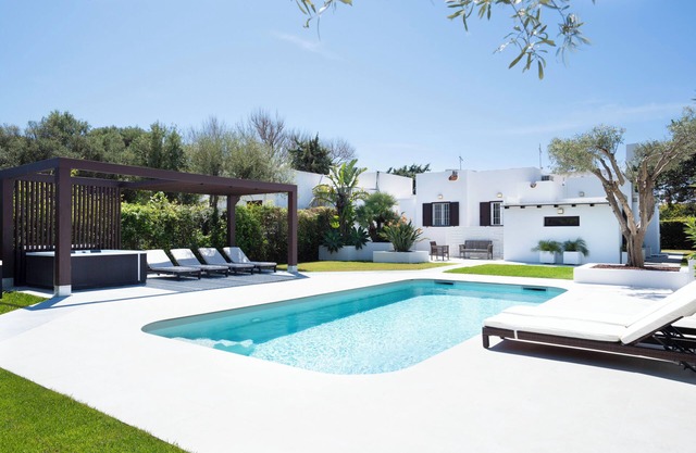 Luxusvilla mit beheiztem Pool und Whirlpool im Freien - 50 m vom Strand entfernt