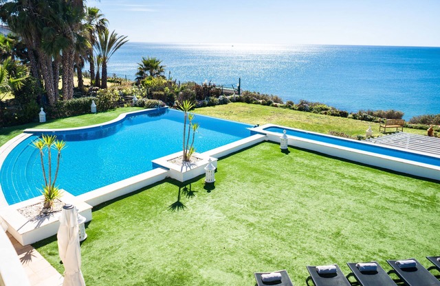 Luxuriöse Villa mit Pool und atemberaubendem Meerblick