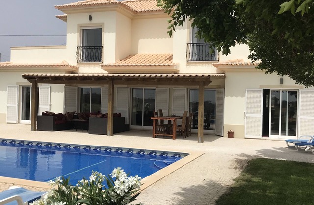 Luxusvilla mit großem Pool und spektakulärem Blick auf die atemberaubende Ostalgar