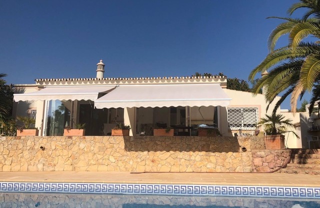 Luxusvilla mit großem privatem Pool und Parkblick