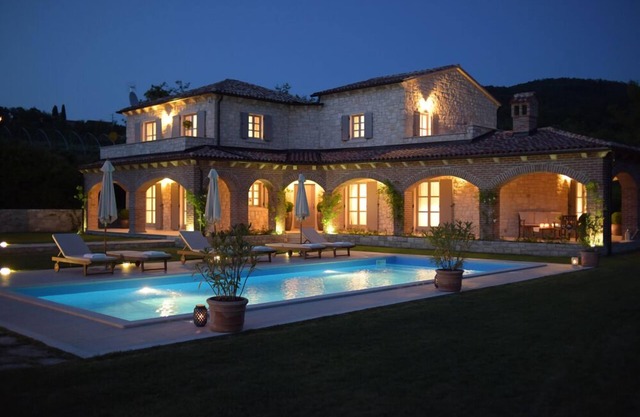 Luxus-Villa mit großem beheizten Pool und Spielzimmer
