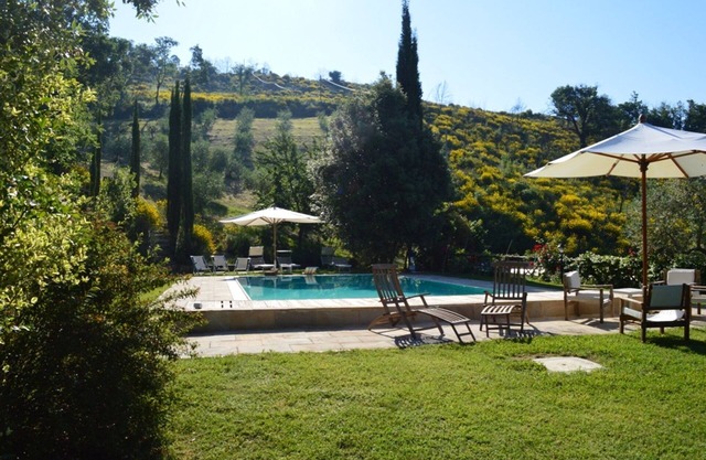 Luxusvilla mit großem Pool und atemberaubendem Bergblick