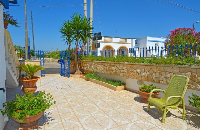 Luxusvilla mit großer Terrasse und Garten mit Meerblick