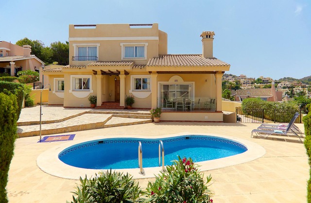 Luxusvilla mit eigenem Schwimmbad und umwerfendem Ausblick