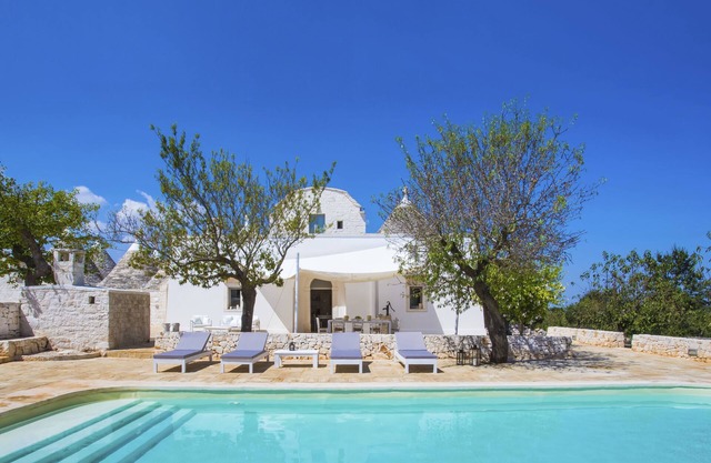 Luxusvilla mit privatem Pool, umgeben von Olivenbäumen