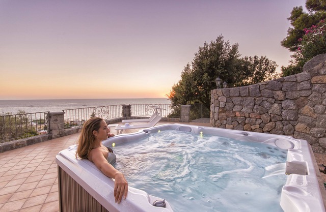 Luxusvilla mit heißen Panorama-Rohren in Ischia, nahe der Amalfiküste