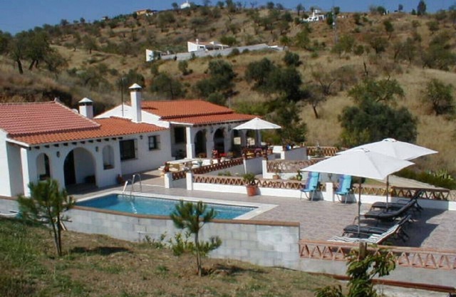 Luxusvilla mit Pool und wunderschöner Aussicht inmitten von 8 Hektar Mandelhainen.
