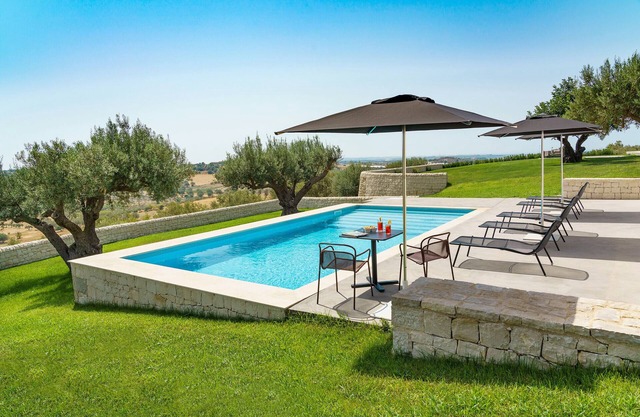 Luxury villa with pool in the countryside, Noto, Sicily