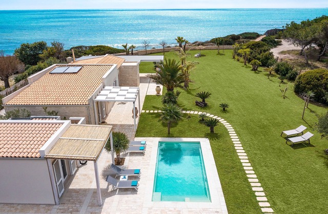 Luxusvilla mit Pool, direkt am Strand, Porto Ulisse