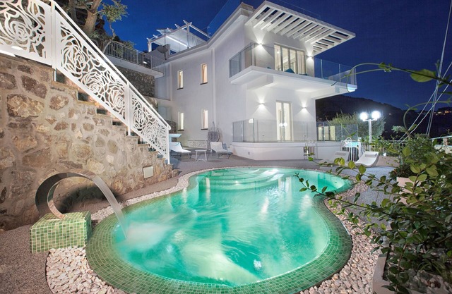 Luxury Villa With Pool and Sea View
