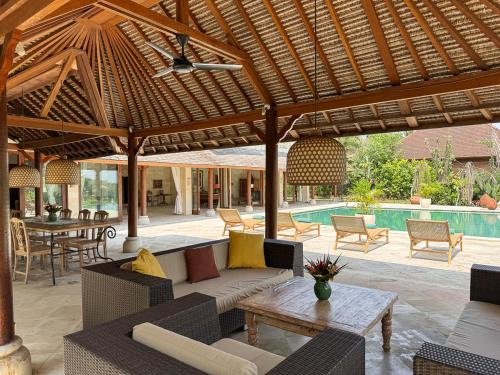 Luxury Villa with Pool, Yoga, Jungle activities & Surf near Balian Beach