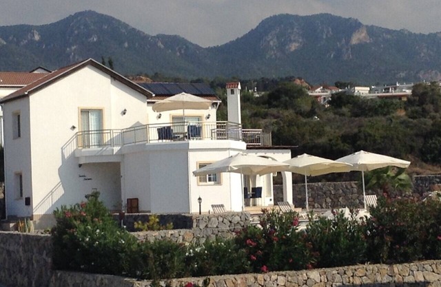 Luxusvilla mit eigenem Infinity-Pool. Meer- und Bergblick. Gratis Wifi
