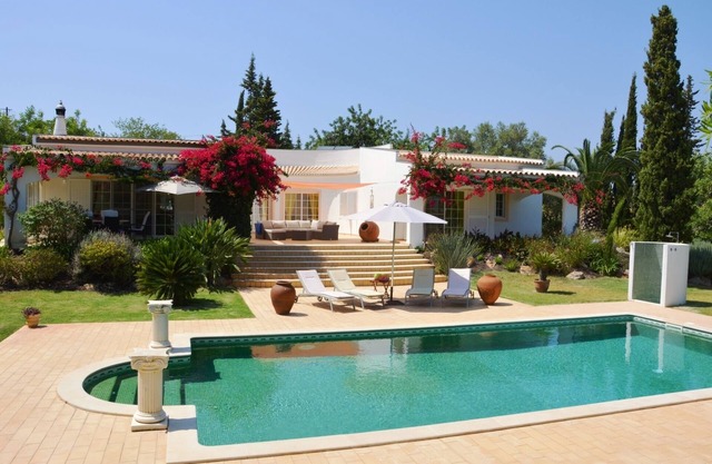 Luxuriöse Villa mit großem privatem Pool und paradiesischem Garten