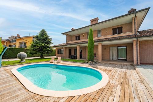 Luxury Villa with Swimming Pool - Free Parking & WiFi