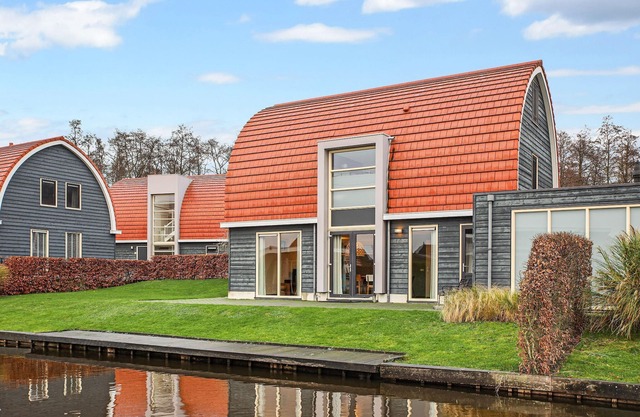 Ferienhaus mit Sauna, direkt am Wasser gelegen