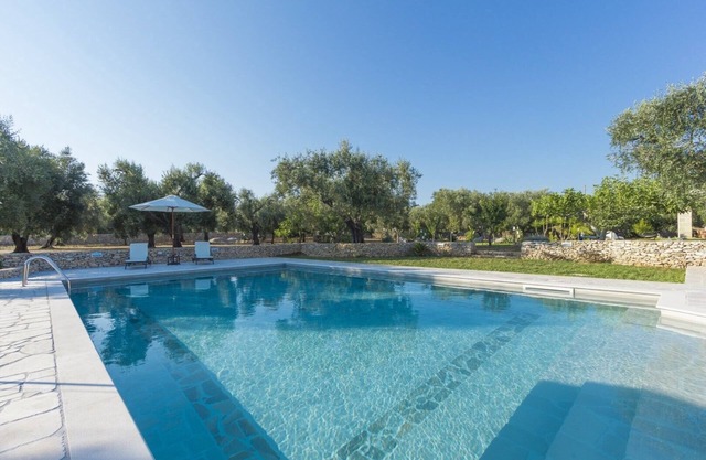 Luxus-Villa mit Schwimmbad Garten Außenraum in der Landschaft des Salento