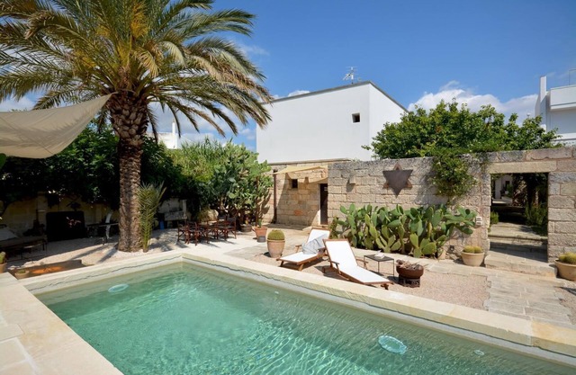 Luxusvilla mit Pool in der Nähe des Meeres