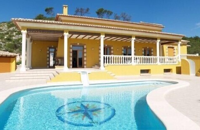 luxuriöse Villa mit Pool und Kinderpool am Berghang mit atemberaubendem Blick