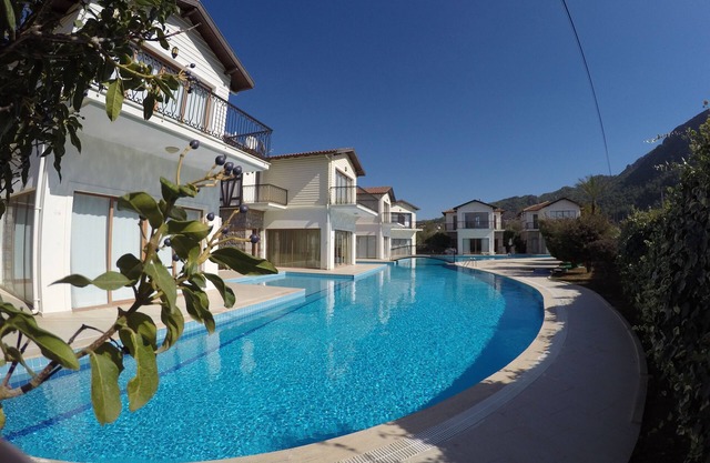 Luxus-Villa mit dem größten Pool in Uzumlu!