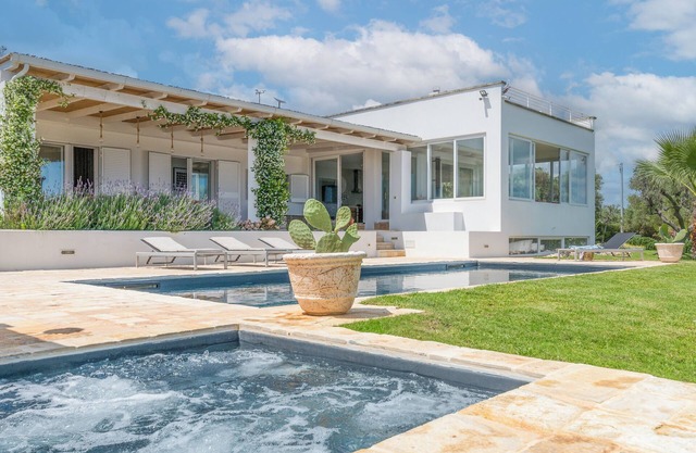 Luxusvilla mit Trullo und Meerblick, Villa Deria