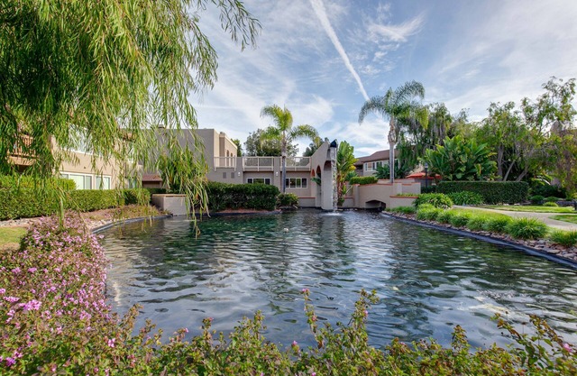 Luxury Villas of Solana Beach W A/C 2 minutes to BEACH, w/racquetball, pool& spa