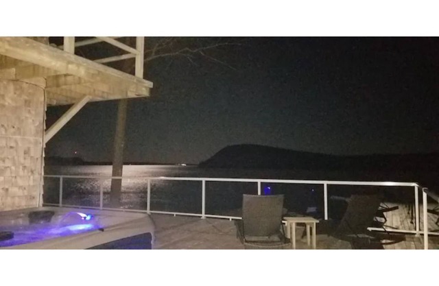 Luxury w/FIRE PIT, HOT TUB, KAYAKS by the water! PEACEFUL, PRIVATE & THE VIEW!