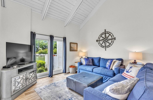 LUXURY WATERFRONT VILLA W/ DOCK, TENNIS & WALK TO BEACH HILTON HEAD