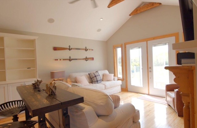 Luxury Water View Home With 2 Living Spaces, Hot Tub & Access To River