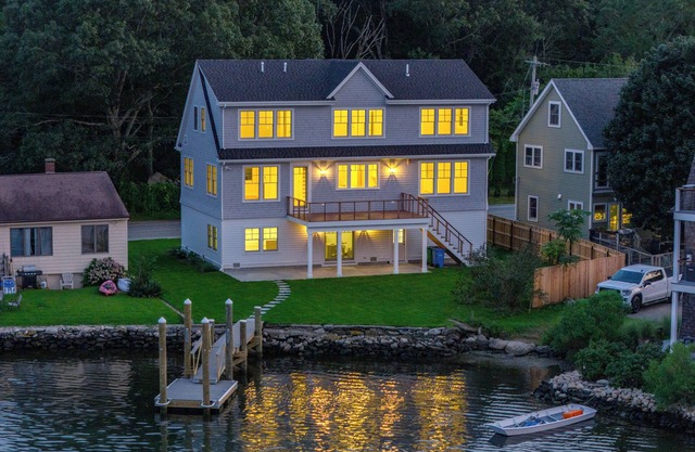 Luxury Waterfront Home Private Dock, Stunning Views & Sleeps 14