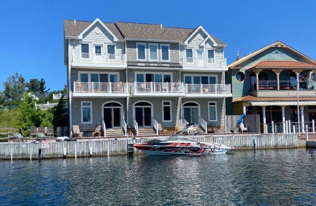 Luxury Waterfront Condo Downtown