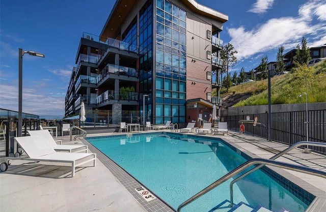 Luxury waterfront, 2 bedroom, 2 bathroom, panoramic views condo