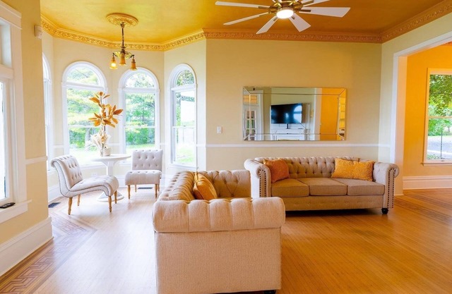 ⭐️ Luxury Waterfront Chateau 11+ Beds