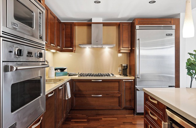 Luxury waterfront condo on Pacific Hwy with views!