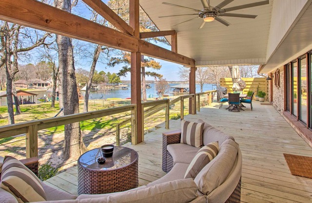 NEW! Luxury Waterfront Getaway on Cedar Creek Lake