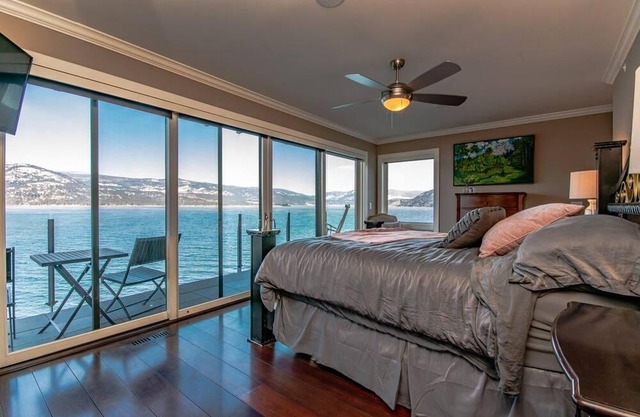 Luxury Waterfront Getaway