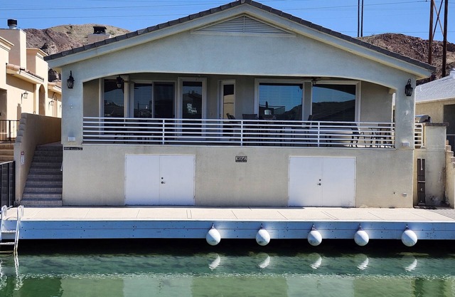 Großes Haus in den Schlüsseln am Fluss