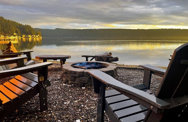 Luxury Waterfront, King Beds, Arcade, Hot Tub, Firepit, Movie Projector