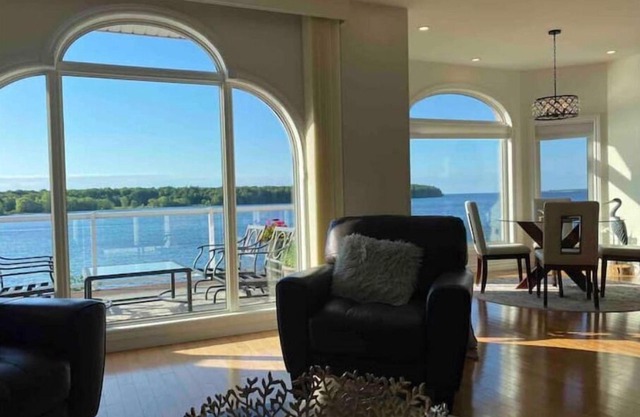 Luxury Waterfront Kingston