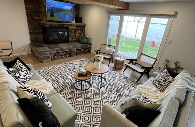 Luxury Waterfront/Lakefront Cottage on Lake Simcoe