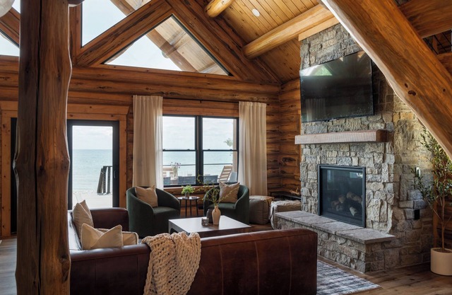 Luxury Waterfront Log Cabin on Lake Michigan with Barrel Sauna & Kayaks