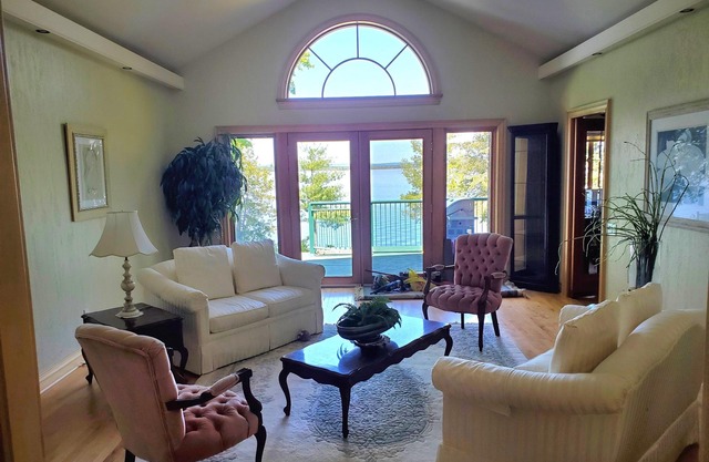 Luxury Waterfront - quiet, walking trails, great water.
